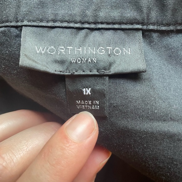 Black Sleeveless Tie-Bottom Blouse - Picture 2 of 3